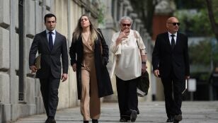 La empresaria Carmen Pano y su hija, Leonor Fern&aacute;ndez Pano, a su llegada al Supremo