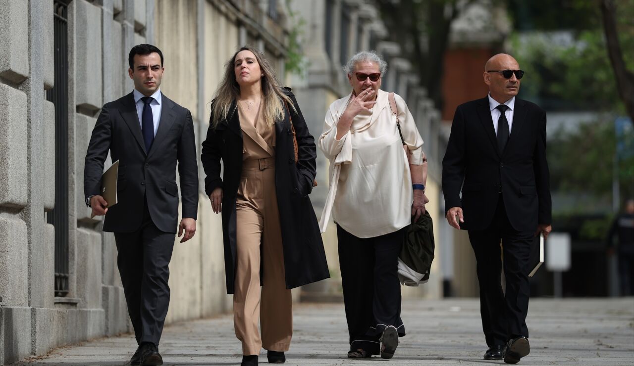 La empresaria Carmen Pano y su hija, Leonor Fern&aacute;ndez Pano, a su llegada al Supremo