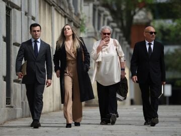 La empresaria Carmen Pano y su hija, Leonor Fern&aacute;ndez Pano, a su llegada al Supremo