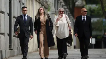 La empresaria Carmen Pano y su hija, Leonor Fernández Pano, a su llegada al Supremo La empresaria Carmen Pano y su hija, Leonor Fernández Pano, a su llegada al Supremo