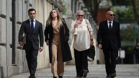 La empresaria Carmen Pano y su hija, Leonor Fern&aacute;ndez Pano, a su llegada al Supremo