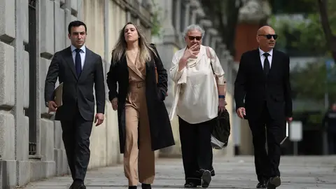 La empresaria Carmen Pano y su hija, Leonor Fernández Pano, a su llegada al Supremo La empresaria Carmen Pano y su hija, Leonor Fernández Pano, a su llegada al Supremo