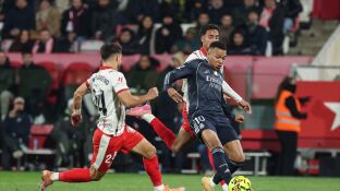 &Aacute;lex Moreno pelea un bal&oacute;n a Mbapp&eacute; en la ida