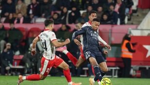 &Aacute;lex Moreno pelea un bal&oacute;n a Mbapp&eacute; en la ida