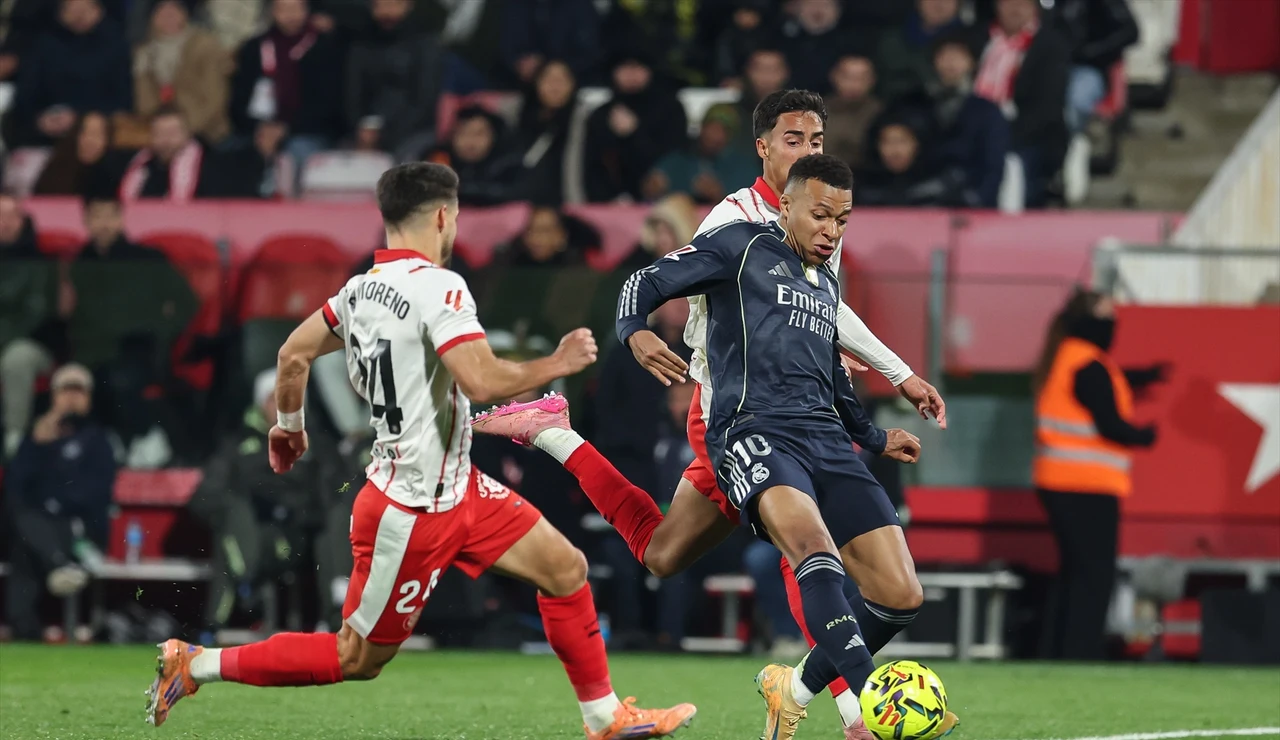 Álex Moreno pelea un balón a Mbappé en la ida