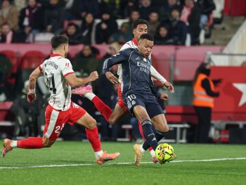 &Aacute;lex Moreno pelea un bal&oacute;n a Mbapp&eacute; en la ida
