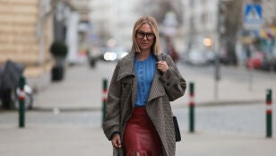 Mujer vestida de azul cer&uacute;leo