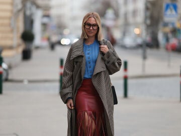Mujer vestida de azul cer&uacute;leo