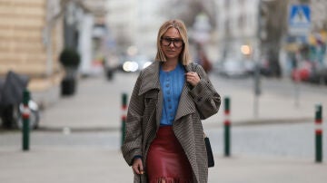 Mujer vestida de azul cer&uacute;leo