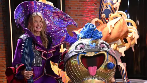 Elle MacPherson, Micrófono de Mask Singer Elle MacPherson, Micrófono de Mask Singer