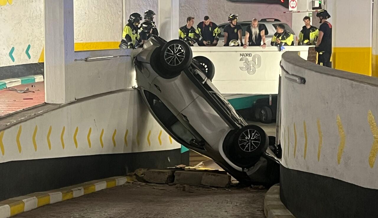 Las impresionantes im&aacute;genes de un coche al cae una planta inferior en un t&uacute;nel de Chamber&iacute;