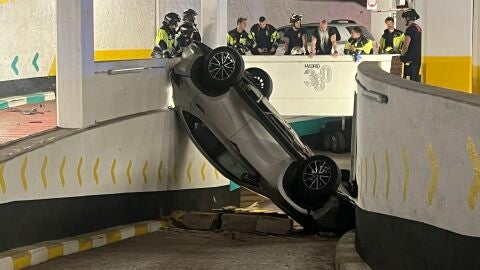 Las impresionantes im&aacute;genes de un coche al cae una planta inferior en un t&uacute;nel de Chamber&iacute;