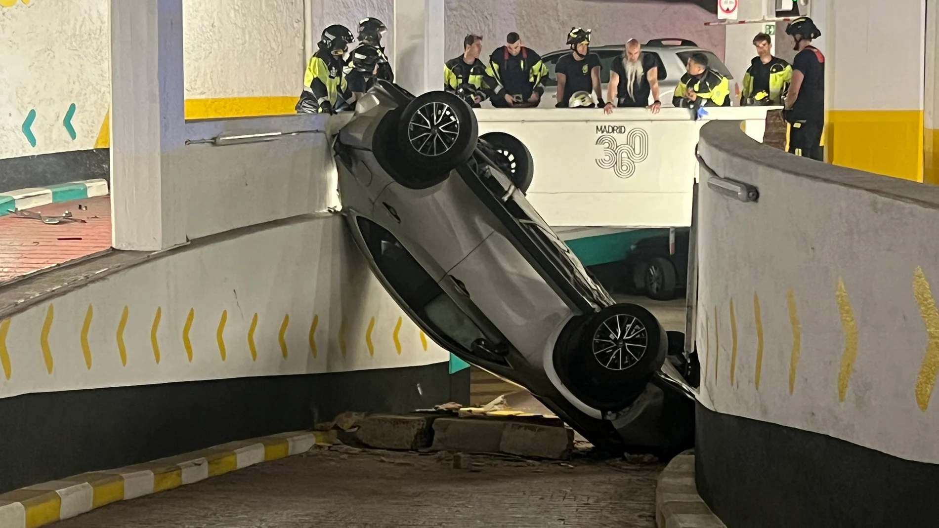 Las impresionantes imágenes de un coche al cae una planta inferior en un túnel de Chamberí Las impresionantes imágenes de un coche al cae una planta inferior en un túnel de Chamberí