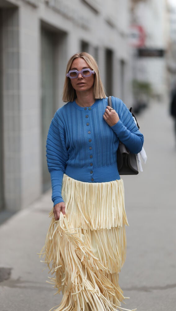 Mujer vestida de azul cerúleo