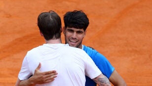 Alcaraz y Bublik se abrazan tras el partido