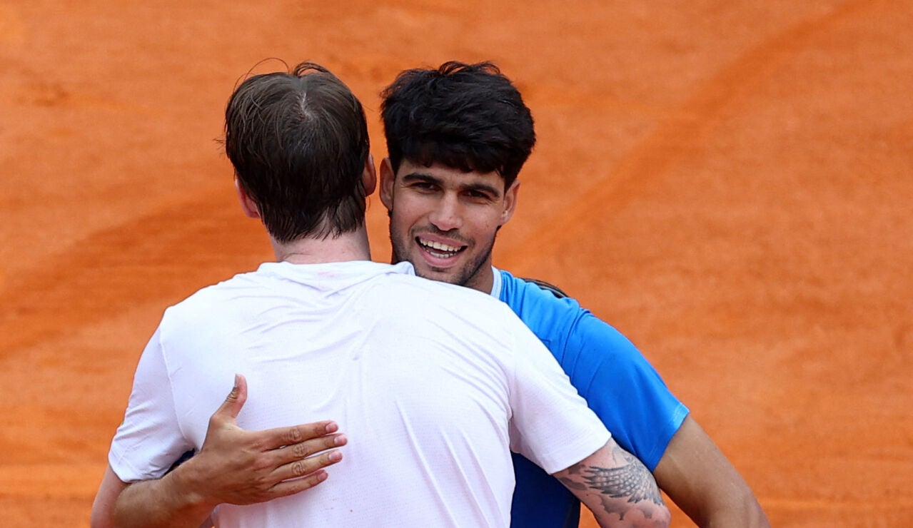 Alcaraz y Bublik se abrazan tras el partido