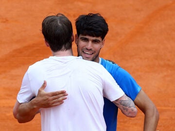 Alcaraz y Bublik se abrazan tras el partido