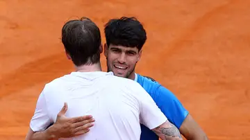 Alcaraz y Bublik se abrazan tras el partido Alcaraz y Bublik se abrazan tras el partido