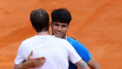 Alcaraz y Bublik se abrazan tras el partido Alcaraz y Bublik se abrazan tras el partido