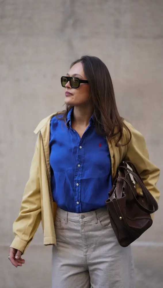 Mujer vestida de azul cerúleo Mujer vestida de azul cerúleo