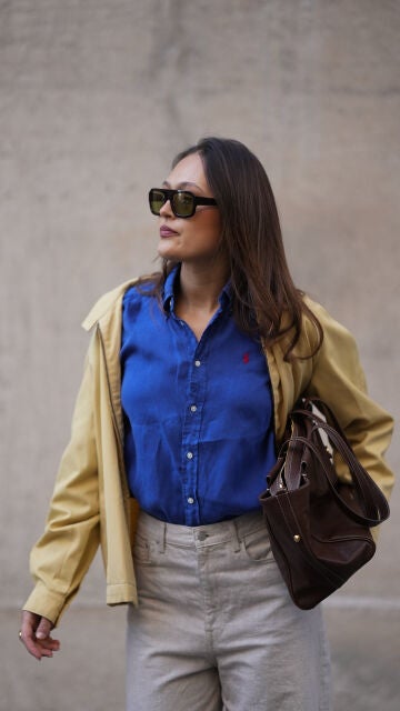 Mujer vestida de azul cerúleo