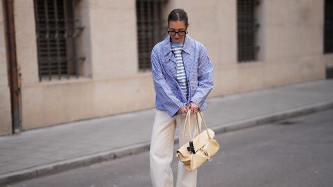 Mujer vestida de azul cerúleo