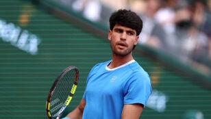 Alcaraz en el duelo contra Bublik en Montecarlo