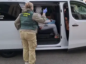 Agentes de la Guardia Civil liberan a 80 personas que vivían en semi esclavitud Agentes de la Guardia Civil liberan a 80 personas que vivían en semi esclavitud