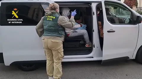 Agentes de la Guardia Civil liberan a 80 personas que vivían en semi esclavitud Agentes de la Guardia Civil liberan a 80 personas que vivían en semi esclavitud