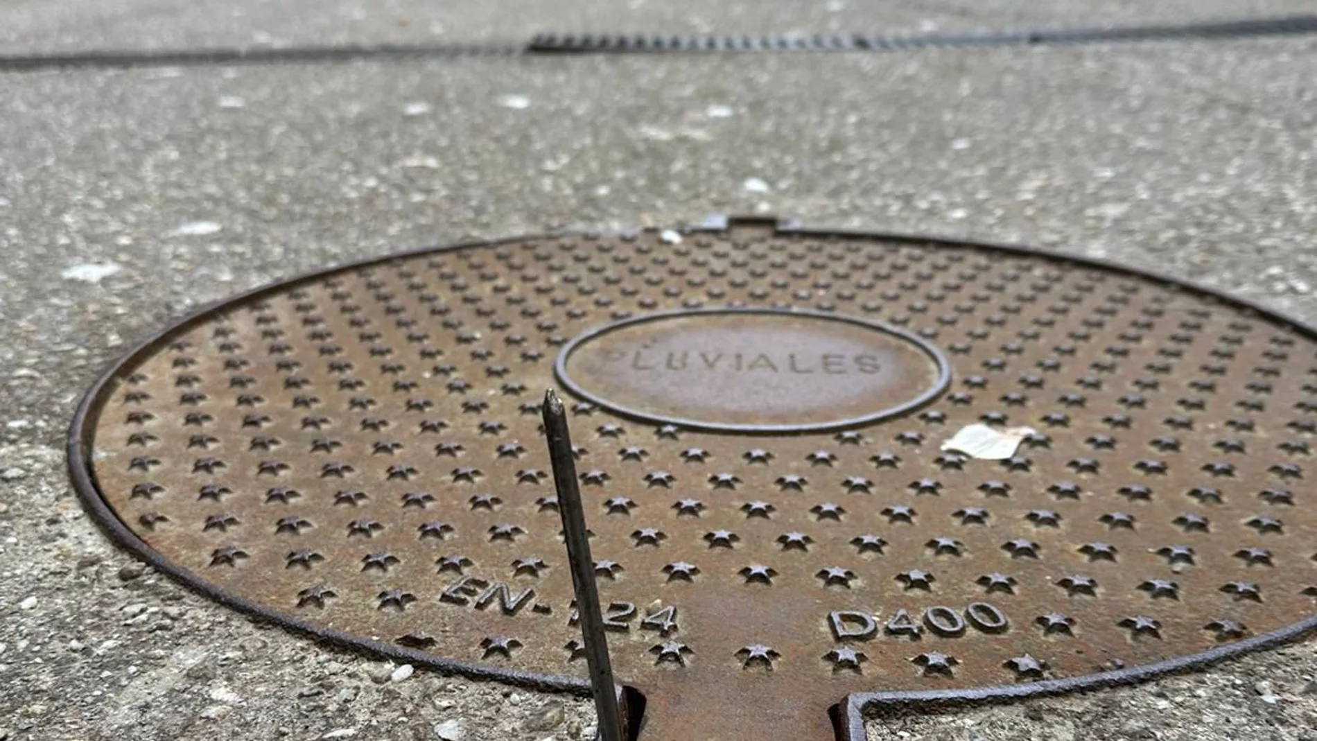 Colocaba clavos de siete centímetros en alcantarillas para reventar coches: “Le molestaba el ruido del tráfico” Colocaba clavos de siete centímetros en alcantarillas para reventar coches: “Le molestaba el ruido del tráfico”