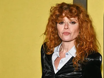 Natasha Lyonne en el estreno del documental Lorne Natasha Lyonne en el estreno del documental Lorne