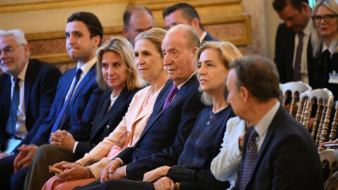 El rey Juan Carlos junto a sus hijas y su nieto durante su homenaje en París