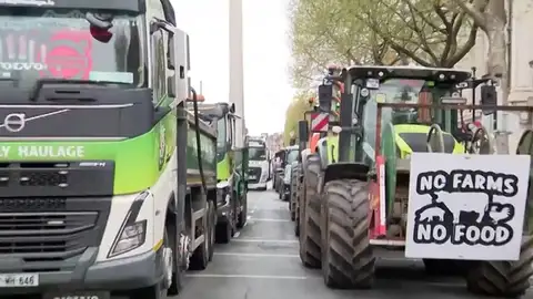 Protestas en Irlanda: manifestantes bloquean la refinería de petróleo ante la subida de los precios Protestas en Irlanda: manifestantes bloquean la refinería de petróleo ante la subida de los precios