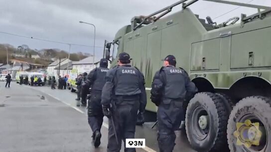 Manifestantes bloquean la &uacute;nica refiner&iacute;a de petr&oacute;leo de Irlanda por la subida de precios en el combustible