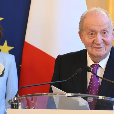 El rey Juan Carlos agradeciendo su premio en París