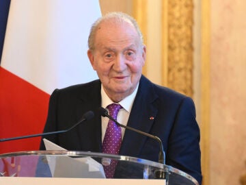 El rey Juan Carlos agradeciendo su premio en Par&iacute;s