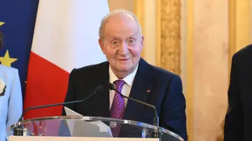 El rey Juan Carlos agradeciendo su premio en París El rey Juan Carlos agradeciendo su premio en París