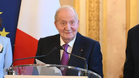 El rey Juan Carlos agradeciendo su premio en París El rey Juan Carlos agradeciendo su premio en París