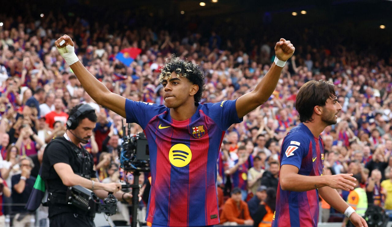 Lamine celebra un gol de Ferran Torres ante el Espanyol