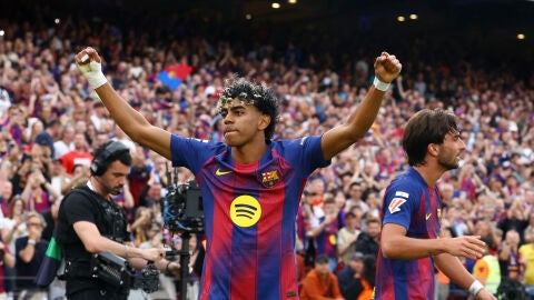 Lamine celebra un gol de Ferran Torres ante el Espanyol