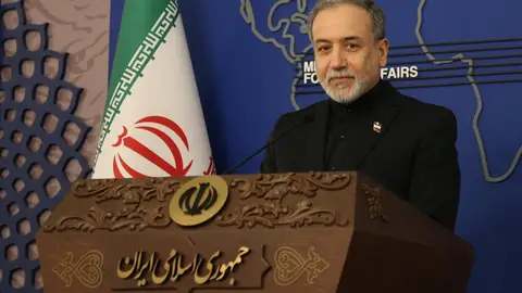 El ministro de Exteriores de Irán avisa que encara las negociaciones con EEUU desde la "total desconfianza" El ministro de Exteriores de Irán avisa que encara las negociaciones con EEUU desde la "total desconfianza"