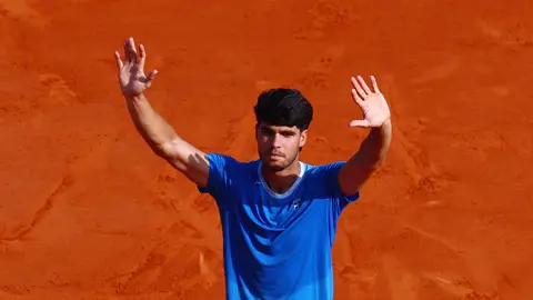 Alcaraz celebra su victoria ante Vacherot Alcaraz celebra su victoria ante Vacherot