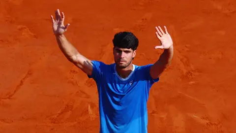 Alcaraz celebra su victoria ante Vacherot Alcaraz celebra su victoria ante Vacherot