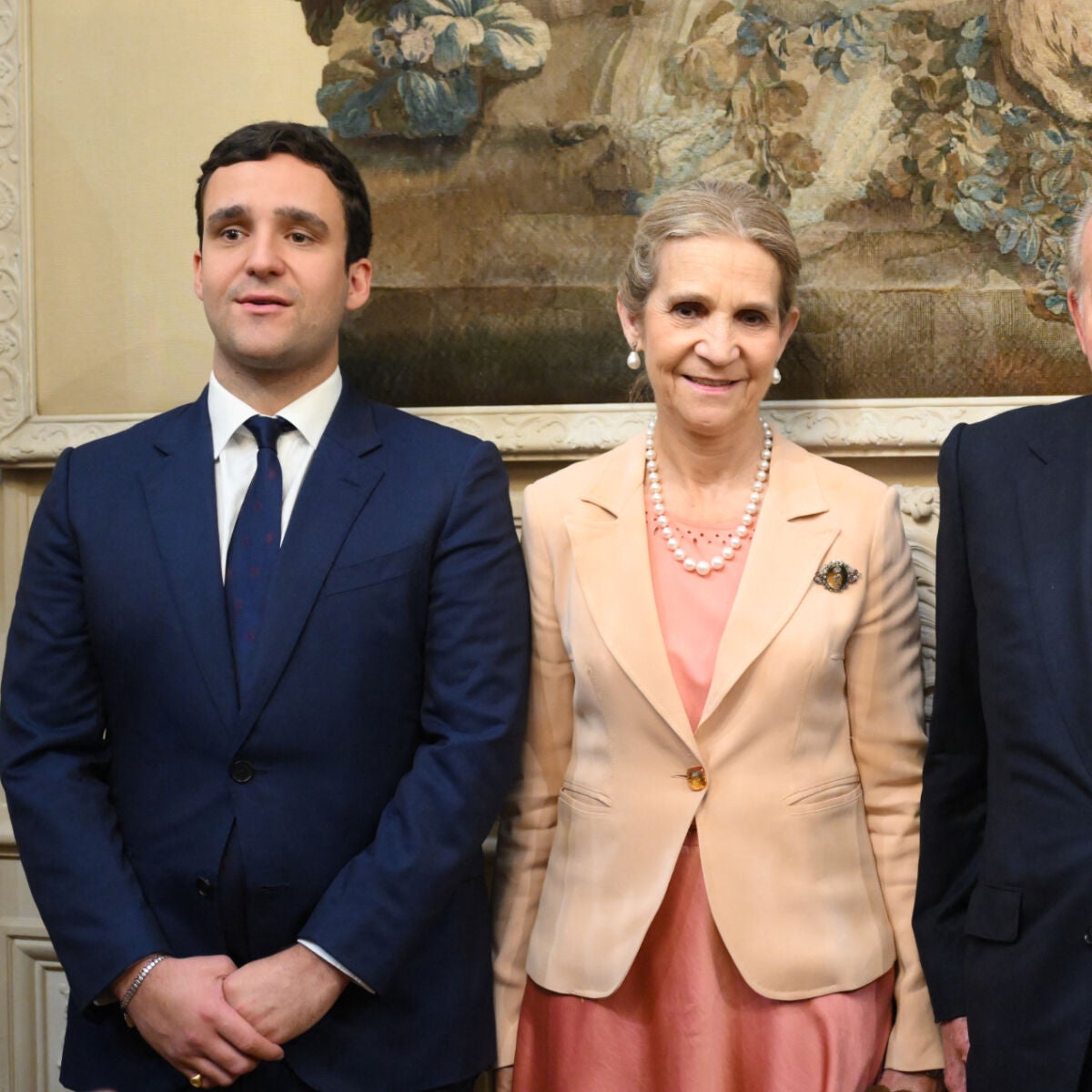 El rey Juan Carlos, emocionado en su homenaje en París junto a Froilán y  las infantas Elena y Cristina
