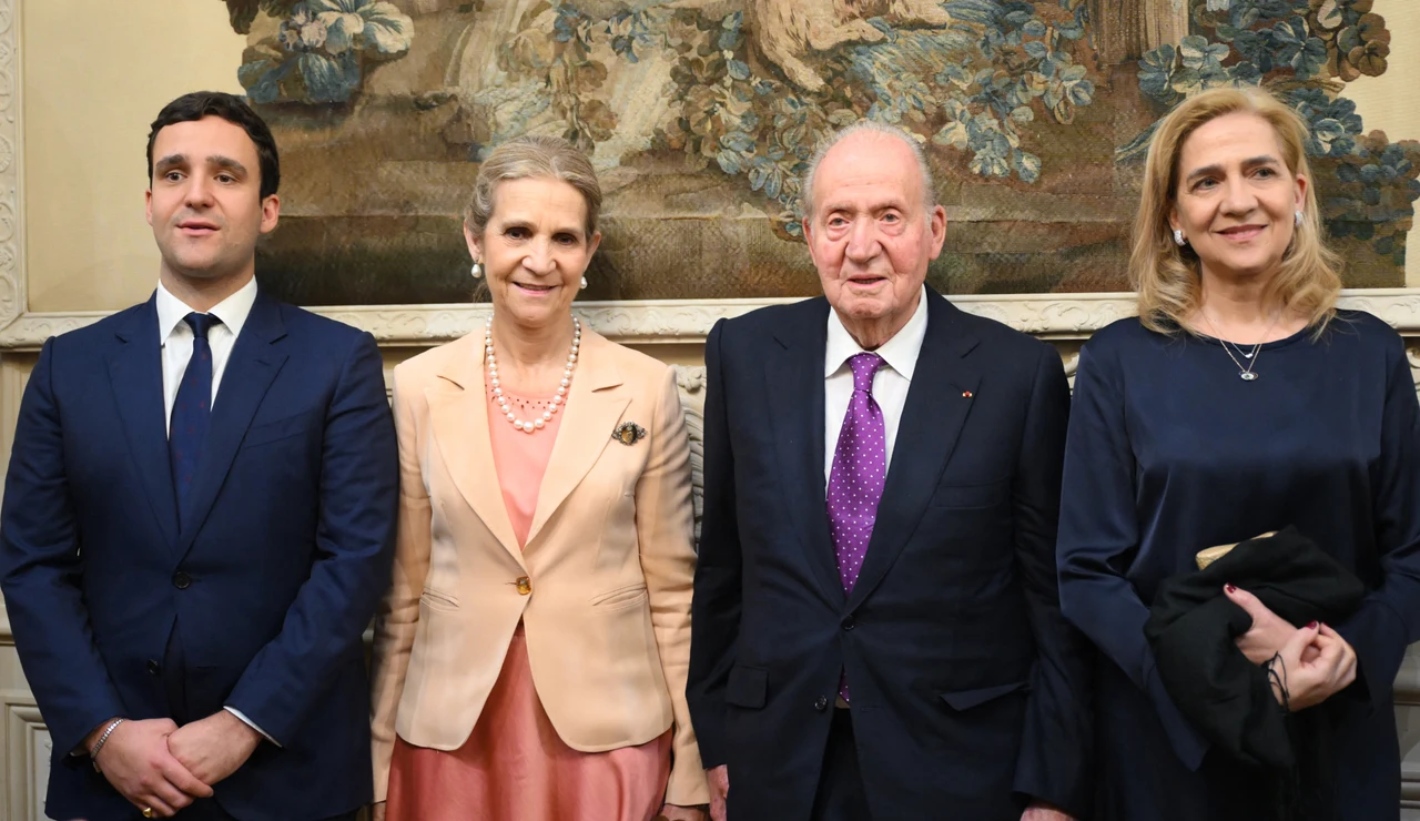 Froilán, la infanta Elena, don Juan Carlos y la infanta Cristina en París