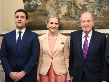 Froilán, la infanta Elena, don Juan Carlos y la infanta Cristina en París Froilán, la infanta Elena, don Juan Carlos y la infanta Cristina en París