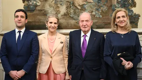 Froilán, la infanta Elena, don Juan Carlos y la infanta Cristina en París Froilán, la infanta Elena, don Juan Carlos y la infanta Cristina en París