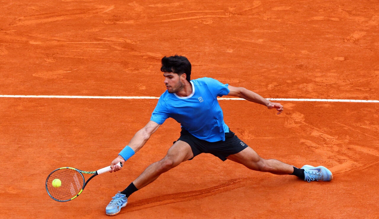 Carlos Alcaraz, en acci&oacute;n en Montecarlo