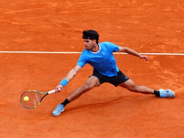 Carlos Alcaraz, en acci&oacute;n en Montecarlo