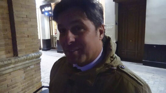 Fran Rivera atendiendo a la prensa